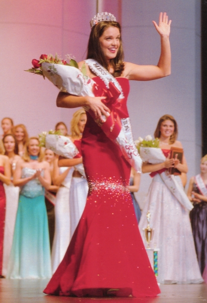 Jennifer Lenz takes her first walk as Miss Arizona USA 2002