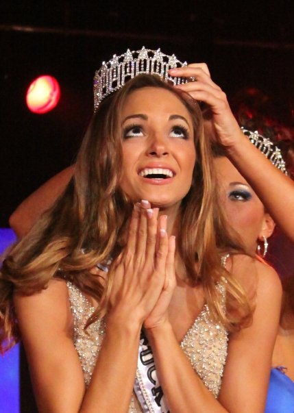 Maria Montgomery is crowned Miss Kentucky USA 2009