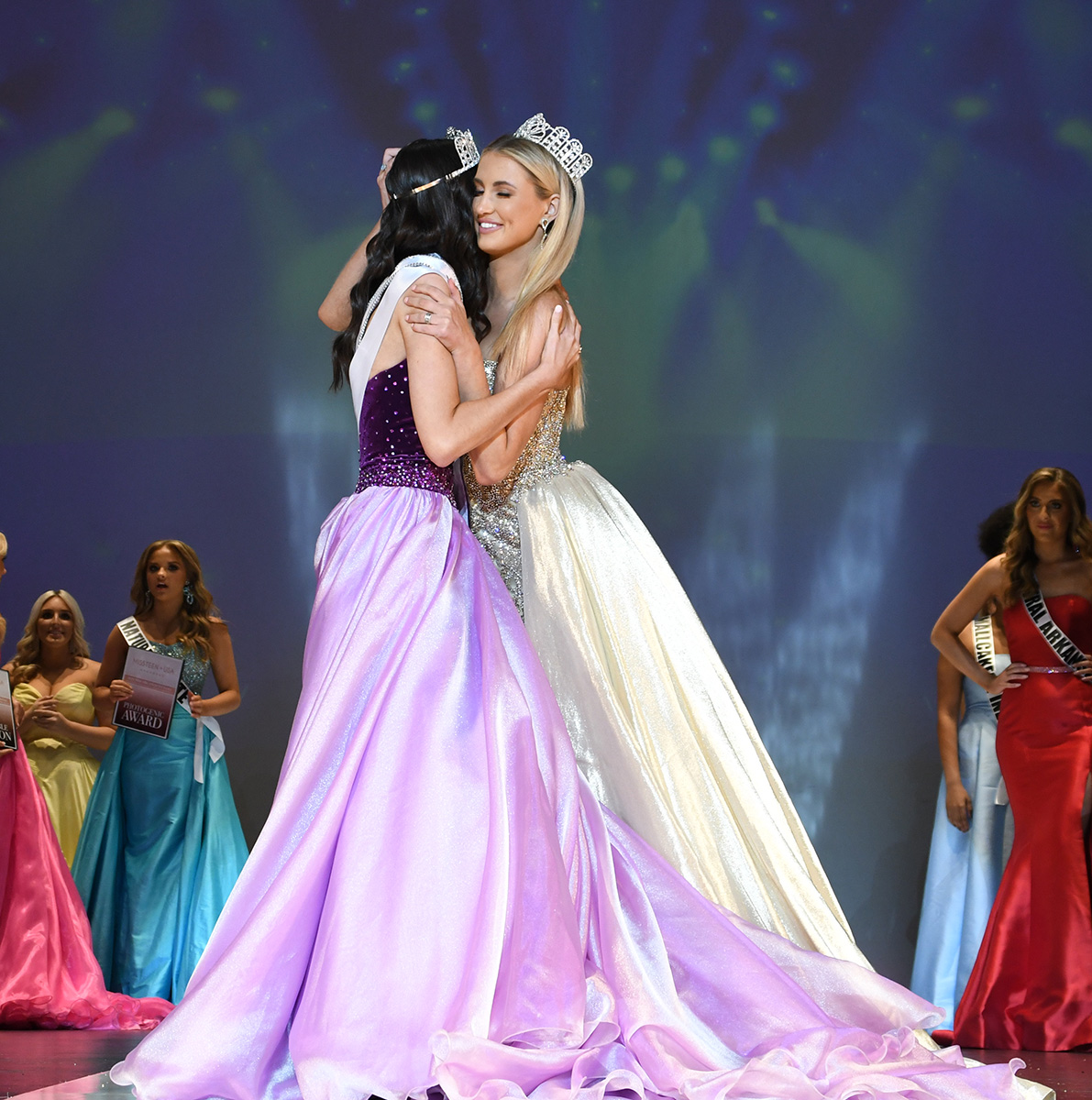 Miss Arkansas Teen USA 2022 Allie Shanks hugs Miss Arkansas Teen USA 2021 Madeline Bohlman
