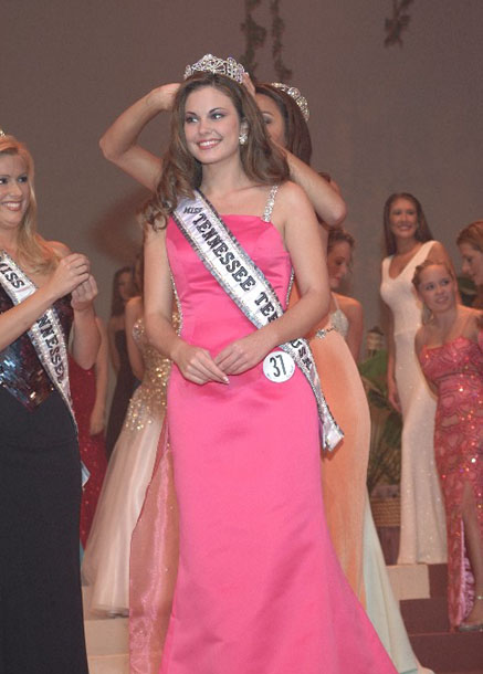 Alicia Selby is crowned Miss Tennessee Teen USA 2003