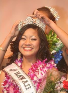 Serena Karnagy is crowned Miss Hawaii Teen USA 2007