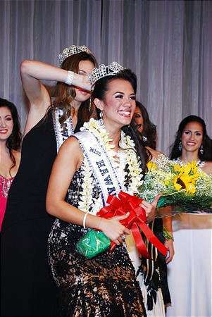 Ashley Moser is crowned Miss Hawaii Teen USA 2009