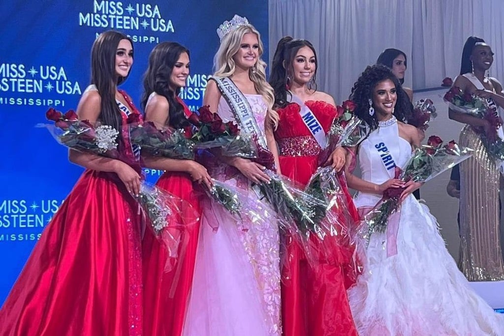 Miss Mississippi Teen USA 2023 top five • Lauryl Joyner (3RU), Addison Carver (1RU), Claire Ulmer (Miss MS Teen USA), Caroline Ulmer (2RU), Isabella Nolen (4RU)