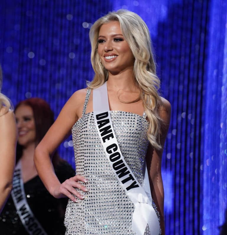 Alexis Loomans introduces herself at Miss Wisconsin USA 2023